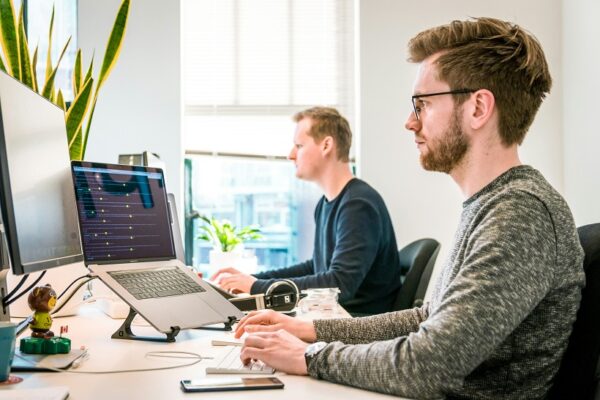 Amazon-topman waarschuwt: AI bedreigt kantoorbanen binnen enkele jaren