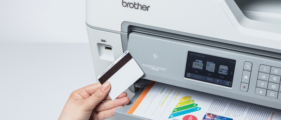 image Een hand houdt een kaart met magneetstrip vast in de buurt van een Brother-printer, die een afgedrukt kleurendocument en een touchscreeninterface weergeeft.