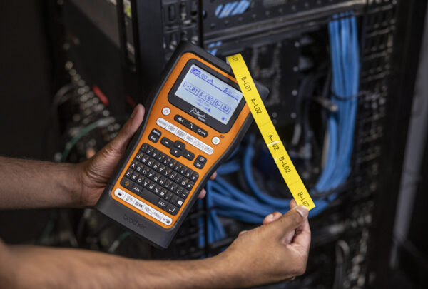 Slimme labeling in Belgische datacenters: waarom de Brother PT-E560BTVP onmisbaar wordt