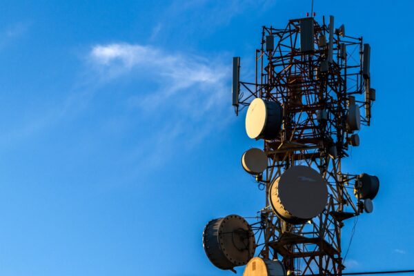 Franse telecomproviders krijgen boete van 42 miljoen euro na groot datalek