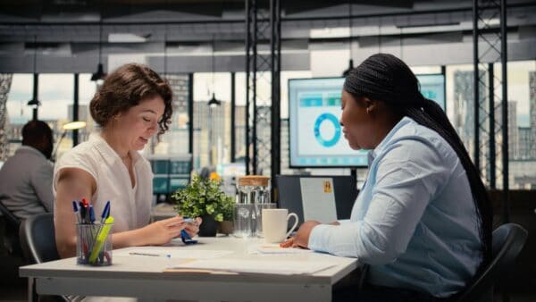 Helft werknemers gelooft niet in groei, ondanks optimisme van werkgevers