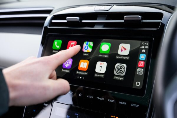 ‘AI-chatbots zoals ChatGPT binnenkort te gebruiken via Apple CarPlay’