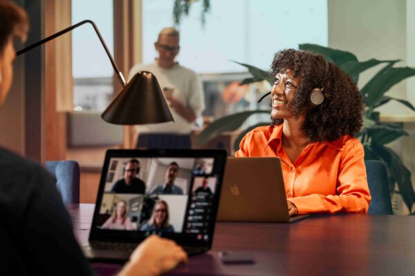 Dstny lanceert AI-voicebot voor Belgische KMO’s