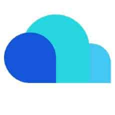 Drie overlappende wolkenvormen in verschillende tinten blauw, met de donkerste aan de linkerkant en de lichtste aan de rechterkant, vormen een gestileerd wolkenpictogram op een witte achtergrond.