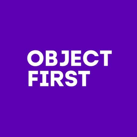 Witte vetgedrukte tekst met de tekst "OBJECT FIRST" gecentreerd op een effen paarse achtergrond.