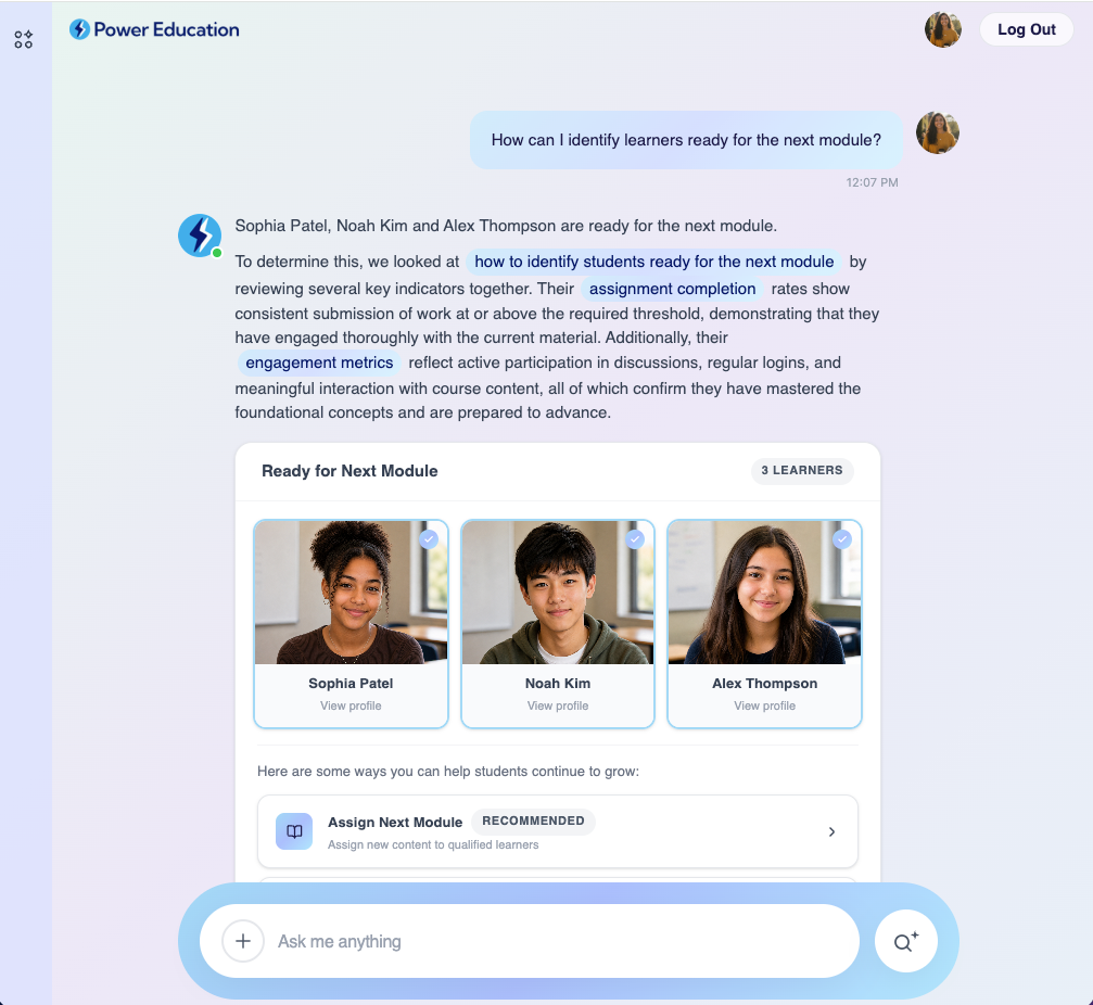 Screenshot van een online leerplatform waarop een chat te zien is over de gereedheid voor de volgende module, waarbij de profielen van de cursisten Sophia Patel, Noah Kim en Alex Thompson zijn gemarkeerd als gereed voor de volgende module.