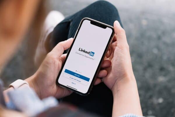 LinkedIn wijzigt AI-koers: meldknop voor AI-content vervangt schrijfhulp