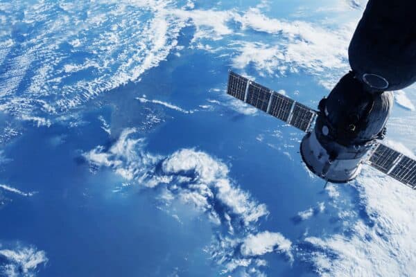 Telecomgiganten bundelen krachten in strijd om satellietspectrum